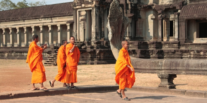 monks-in-angkor-wat